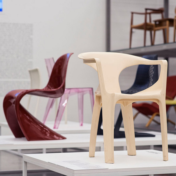 Ausstellungsansicht © Vitra Design Museum »Monobloc – Ein Stuhl für die Welt«, 2017, Foto: Roland Schmid